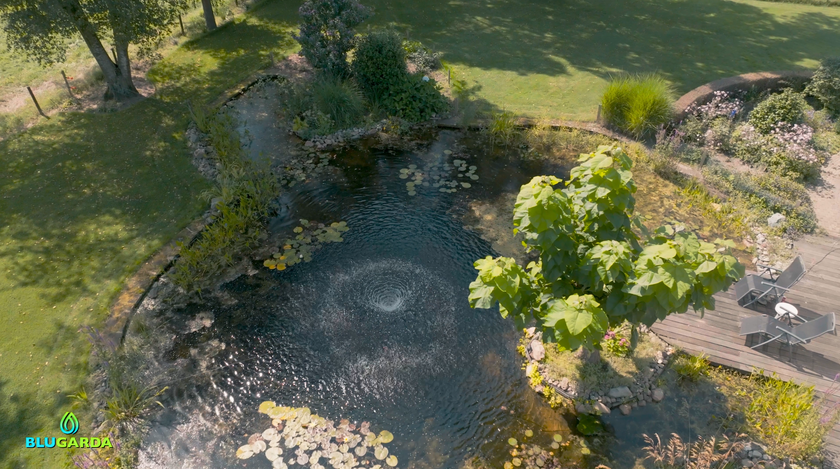 Video laden: BluFountain 20.000 - Drijvende fontein - Beluchting vijver - 3m brede kelk - Zwart product video